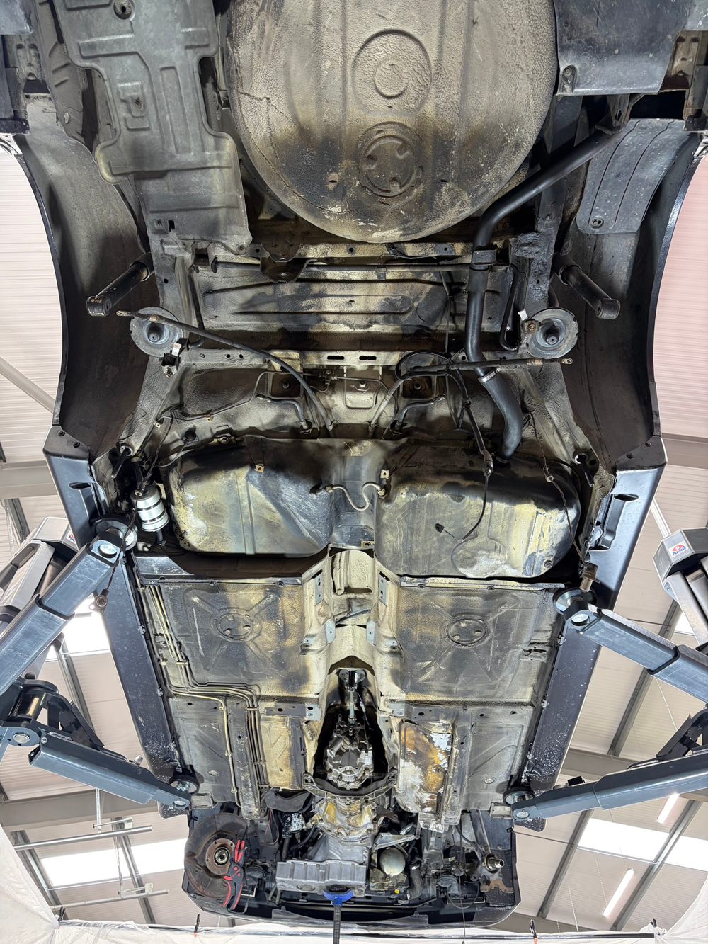 BMW E30 M3 Underbody before dry ice blasting 