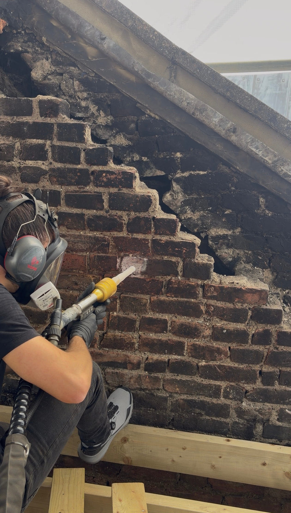 Dry ice blasting soot, smoke and fire damage from brickwork and masonry in fire damaged property 