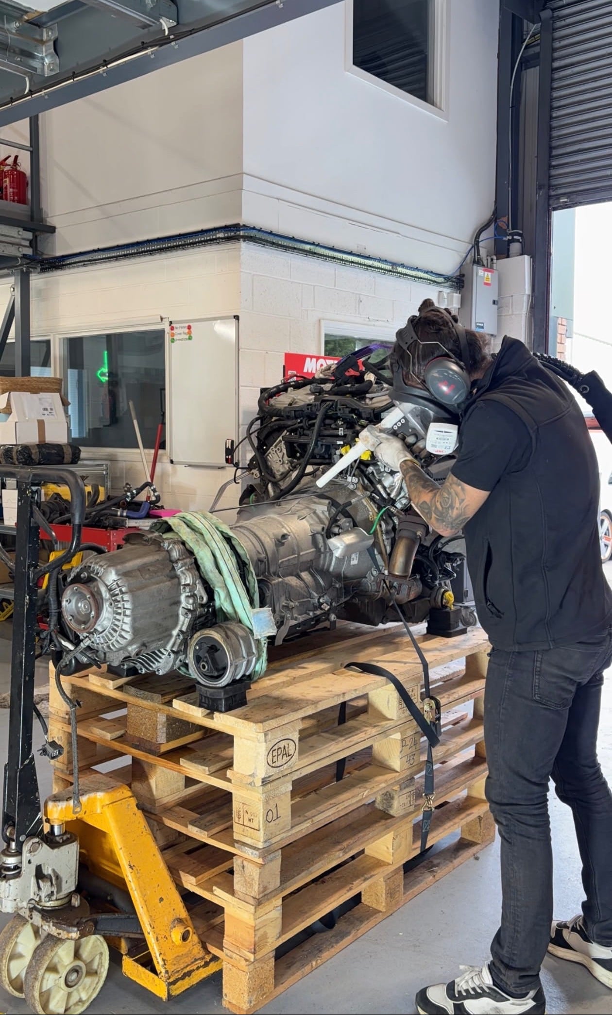EVOGENIC dry ice blasting an engine
