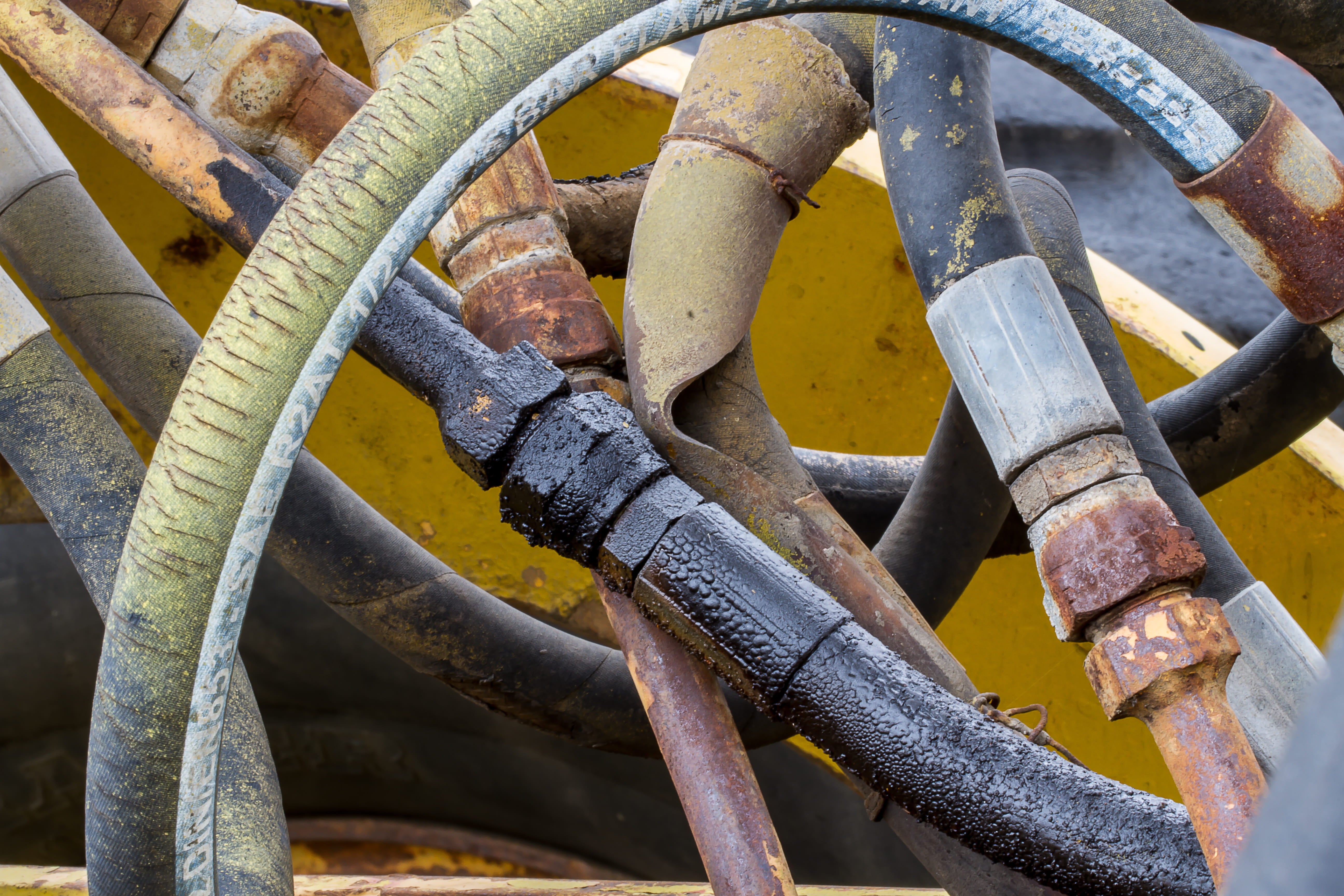 Leaking hydraulic hoses and pipes needing dry ice blasting