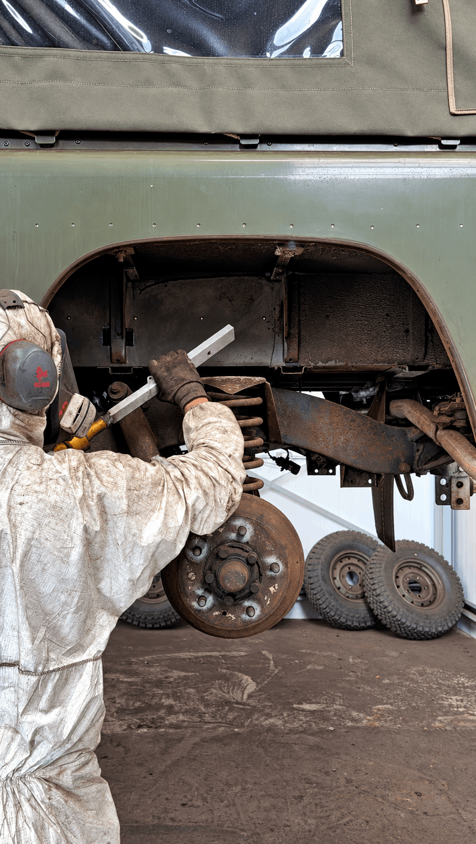 Land Rover Defender getting full underbody dry ice blasting, rustproofing and underbody protection at EVOGENIC facility.