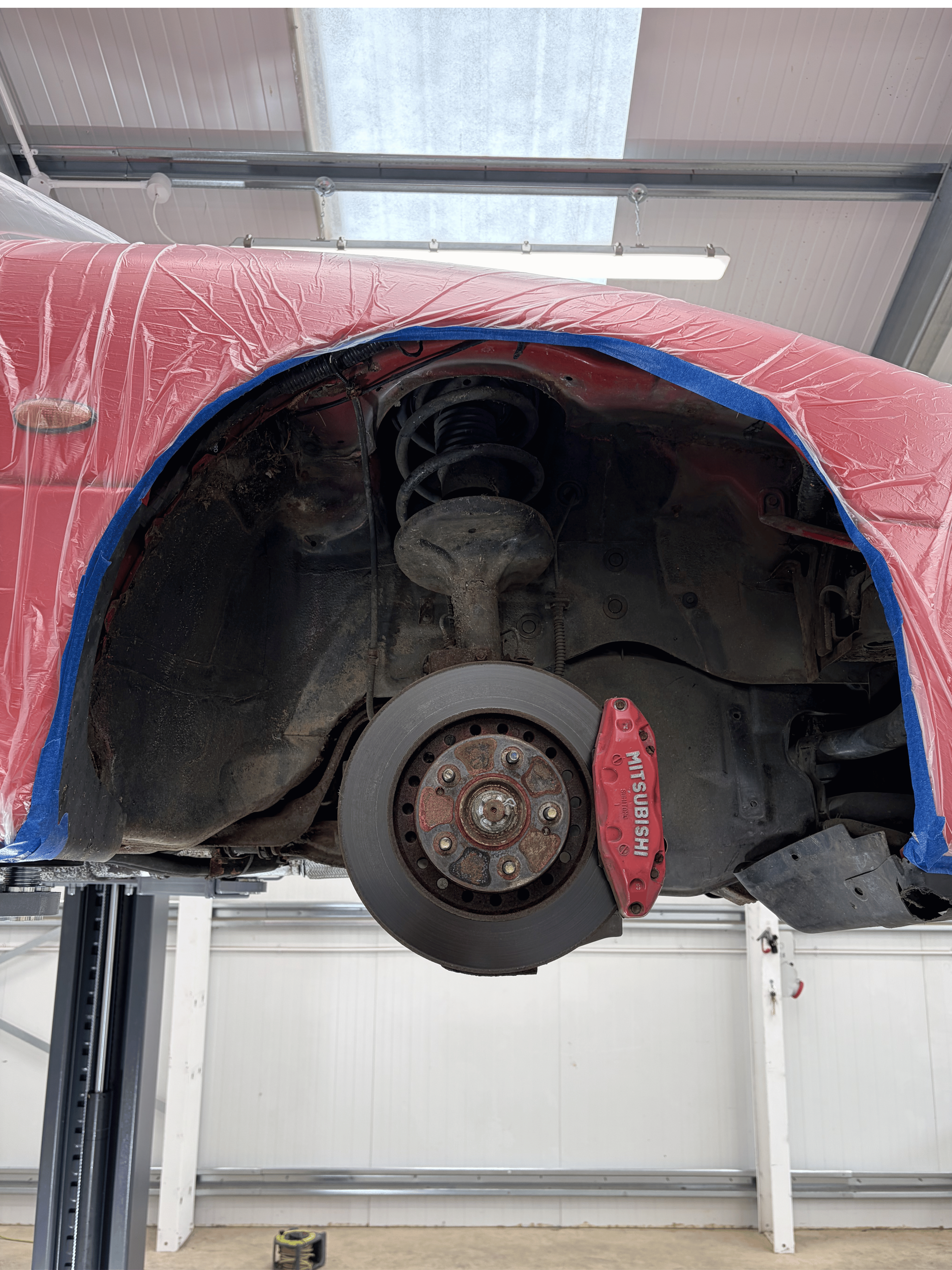 Mitsubishi 3000GT wheel arch before dry ice blasting 