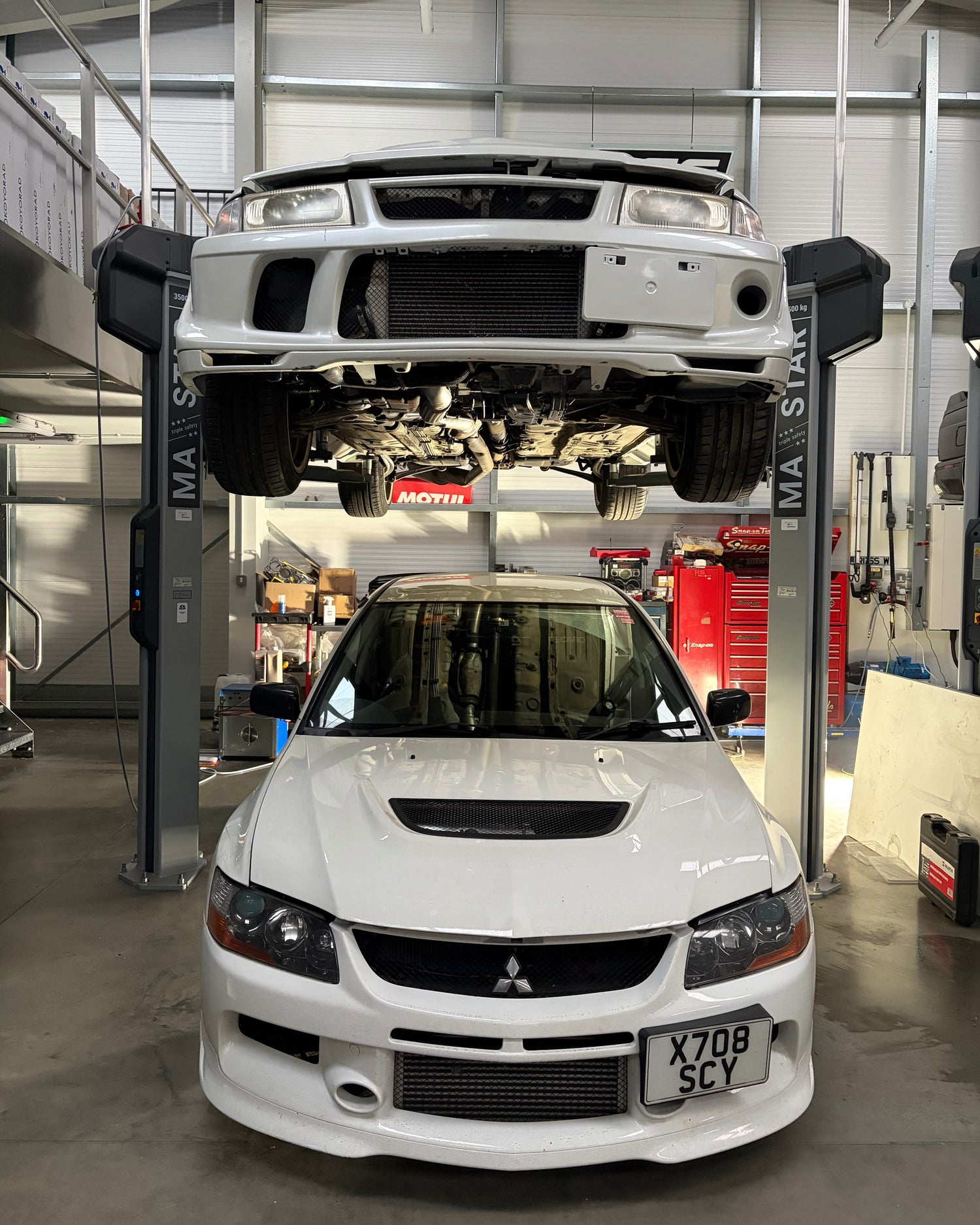 Mitsubishi Evo 9 and Evo 6 dry ice blasting on lift